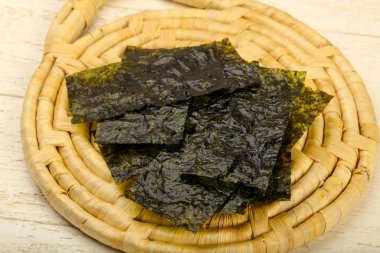 Ahşap arka plan üzerinde fiş gevrek Nori yaprak