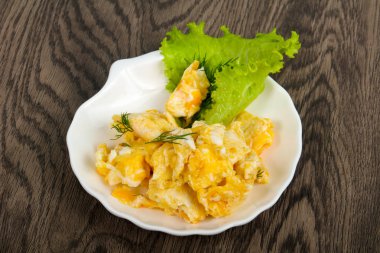 Ahşap arka plan üzerinde pişmiş yumurta