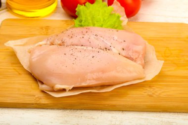 Biber yemek pişirmek için hazır çiğ tavuk göğsü