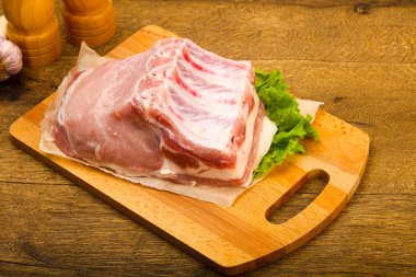 Pişirme için çiğ domuz eti