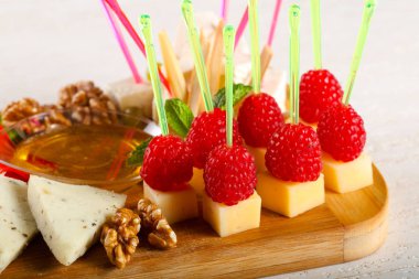 Peynir tabağı çeşitler ile Ahududu