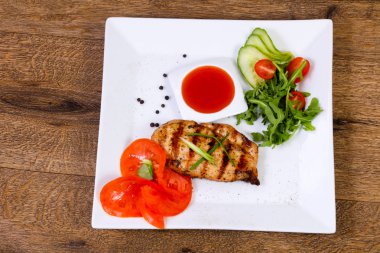 Izgara tavuk göğsü sos ve soğan ile