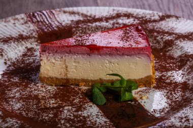 Nane yaprakları ile çilek Cheesecake hizmet