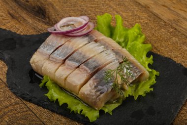 Ringa balığı filetosu dereotu ve soğan dilimlenmiş