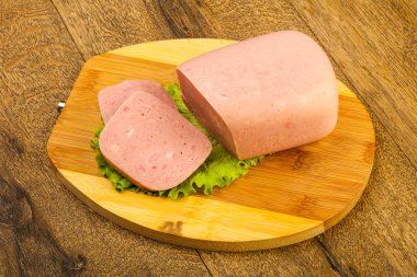 Jambon sosis salata üzerinde yemek için hazır bırakır