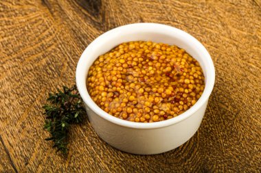 Dijon hardal sos kabın içinde kekik