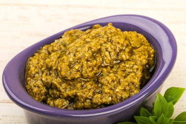 Fesleğenli pesto sos kasede bırakır