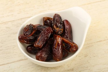 Meyve kabında tatlı hurmalar.