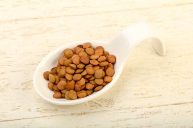 Yemek pişirmek için hazır kapta çiğ mercimek