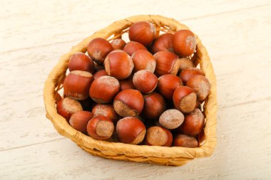 Fındık yığın sepeti ahşap arka plan üzerinde