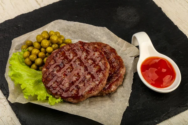 Gegrilltes Burger Schnitzel Mit Erbsen Und Salatblättern — Stockfoto