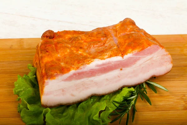 Schweinebraten Mit Salatblättern Und Rosmarin — Stockfoto