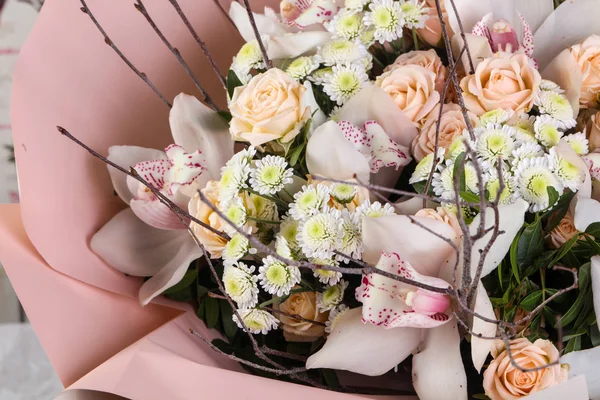 Bouquet Roses Fraîches Avec Autres Fleurs — Photo