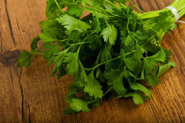 Petersilienblätter Über Hölzernem Hintergrund — Stockfoto