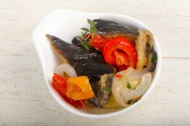 Buğulanmış sebze - patlıcan, domates, biber ve kabak