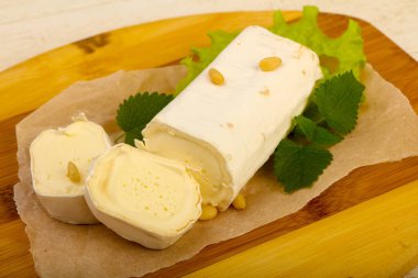 Sedir fıstıklı Brie peynirli rulo