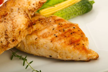 Salata yaprakları ile kavrulmuş tavuk göğsü