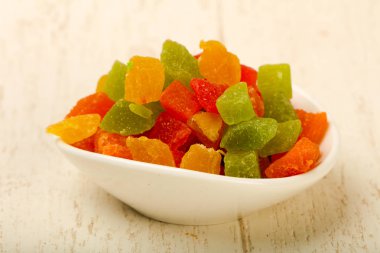 Ahşap arka plan üzerinde renkli ananas Kuru