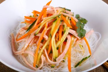 Salata vith şehriye, pastırma ve sebze