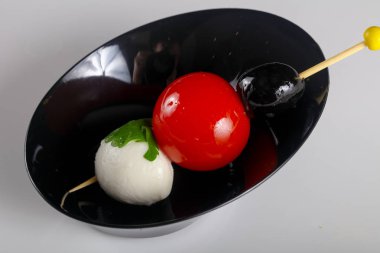 Kanepe domates ve mozarella peyniri