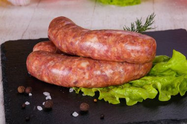 Çiğ domuz sosisi grill için hazır