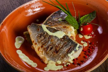 Izgara dorada filetosu domates ve soğan servis
