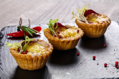 Fırında mantar ve peynir ile kanepe