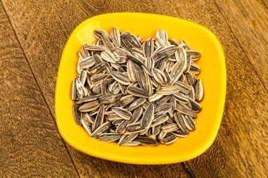 Kase üzerinde ahşap arka plan Ayçiçeği tohumları