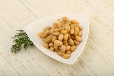 Dereotu şubesi ile kasede beyaz börülce