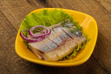 Ringa balığı filetosu dereotu ve soğan dilimlenmiş