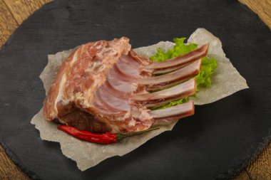 Ham kuzu kaburga ile biber yemek pişirmek için hazır