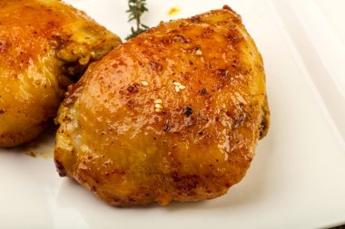 Kavrulmuş tavuk uyluk baharat ve soya sosu ile