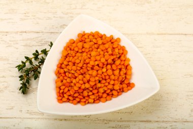 Kase ahşap arka plan üzerinde turuncu mercimek