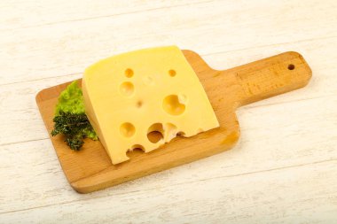 Ahşap plaka üzerinde peynir parçası
