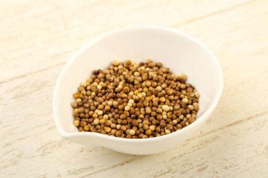 Kişniş tohumu yığın ahşap arka plan üzerinde