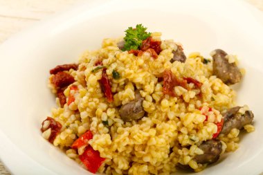 Tavuk kalbi ve kuru domatesli bulgur.