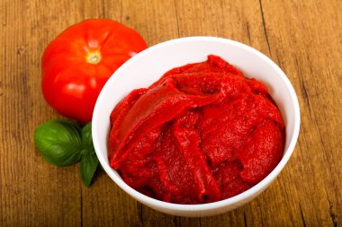 Domates salçası fesleğen yaprakları ile