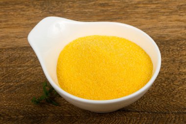 Ham polenta yemek pişirmek için hazır