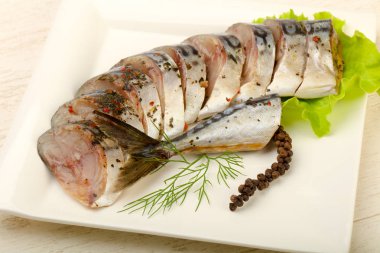 Scomber ahşap arka plan üzerinde füme