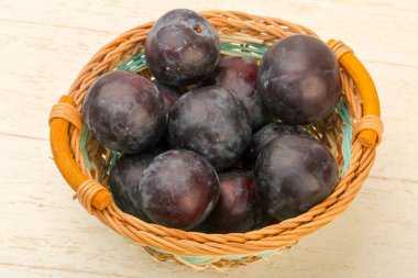 Ahşap zemin üzerinde olgun taze erikler