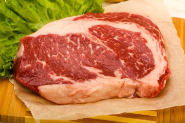 Pirzola pişmeye hazır.