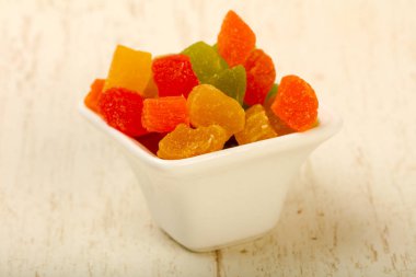 Ahşap arka plan üzerinde renkli ananas Kuru