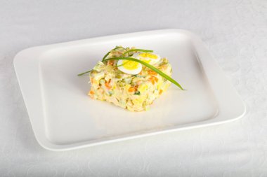 Bıldırcın yumurta ile Rus salatası