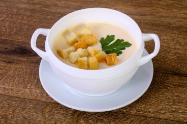 kremalı mantar çorbası maydanoz ile