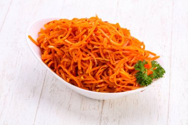 Kabın içinde çekilen havuç yığın