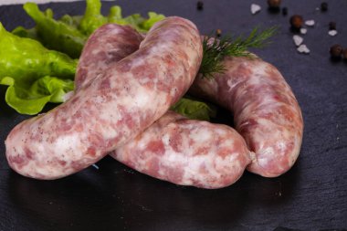 Çiğ domuz sosisi grill için hazır