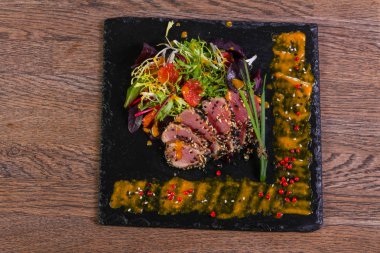 Sos ve baharatlı ton balığı carpaccio.