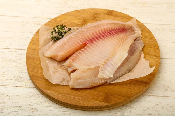 Fillet Tilapia Siap Untuk Dimasak Atas Latar Belakang Kayu — Stok Foto