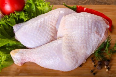 Yemek pişirmek için çiğ tavuk budu