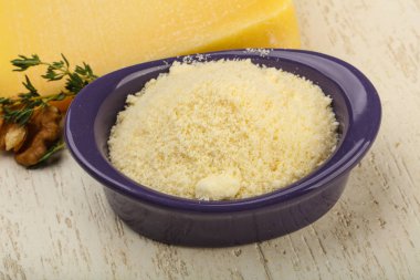 Parmesan rendelenmiş peynir yığın ceviz ve kekik ile
